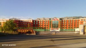 Vista exterior de la Secundaria Wuzan, condado de Nilka, ciudad de Yining