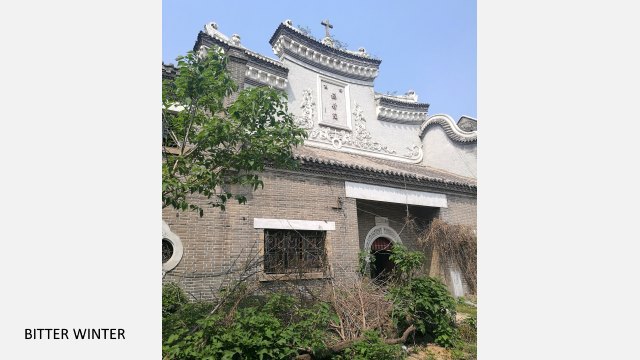 Ruinas frente a la entrada del patrimonio religioso Seminario Regional