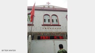 La puerta principal de la iglesia está cerrada y vallada con alambre de acero