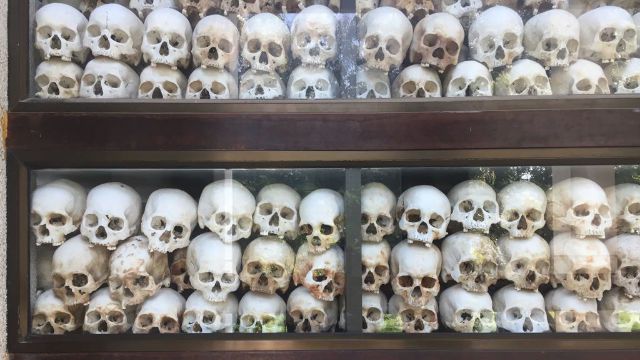 la estupa emplazada en los campos de exterminio de Choeung Ek alberga 5000 calaveras procedentes de las fosas comunes de los Khmer Rouge