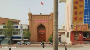 Patrulla policial en el exterior de la mezquita de la carretera de Naqiuke