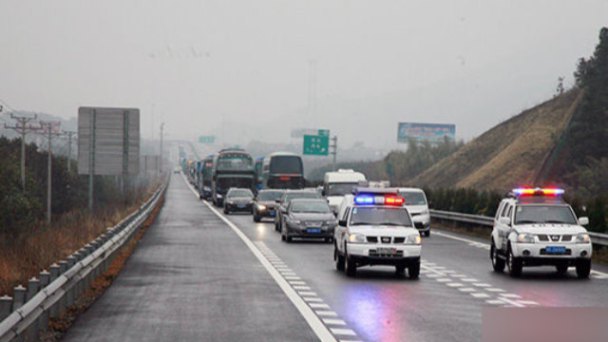 coche de policía en la carretera