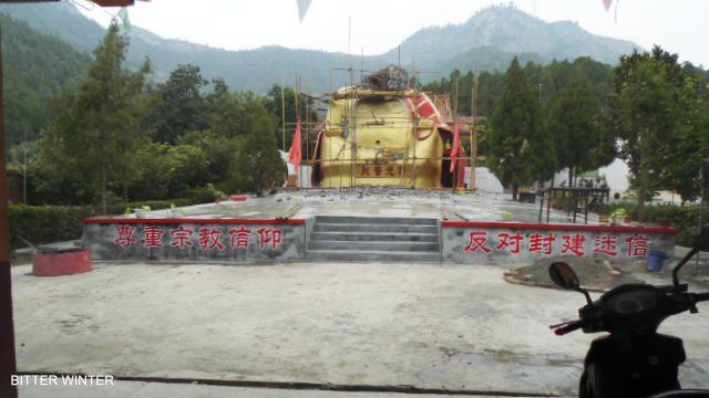 Las autoridades movilizaron a más de una decena de personas para demoler la estatua de Buda