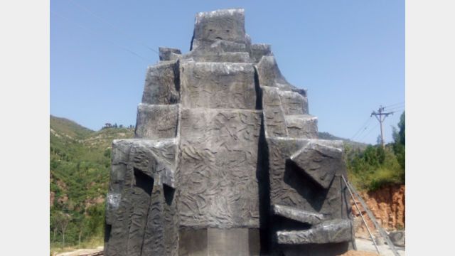 Habitantes de la localidad trataron de proteger la estatua del Buda Maitreya, cubriéndola