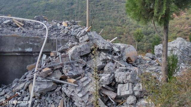 La estatua del Buda Maitreya convertida en ruinas