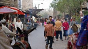 Una escena callejera del pueblo uigur en Kashgar, China.