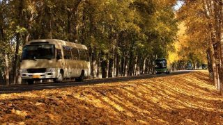 Autobús en la carretera de xinjiang