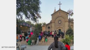 Los creyentes se reúnen en el sitio de congregación situado fuera de la iglesia