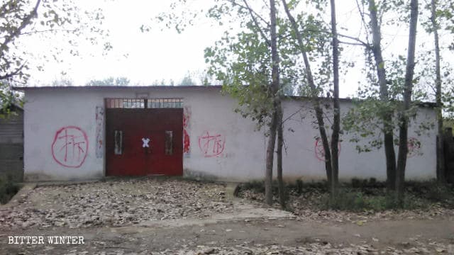 La palabra china que significa "demoler" ha sido escrita en el muro de la iglesia