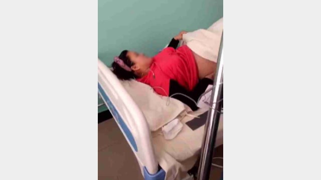 una mujer embarazada es enviada al hospital