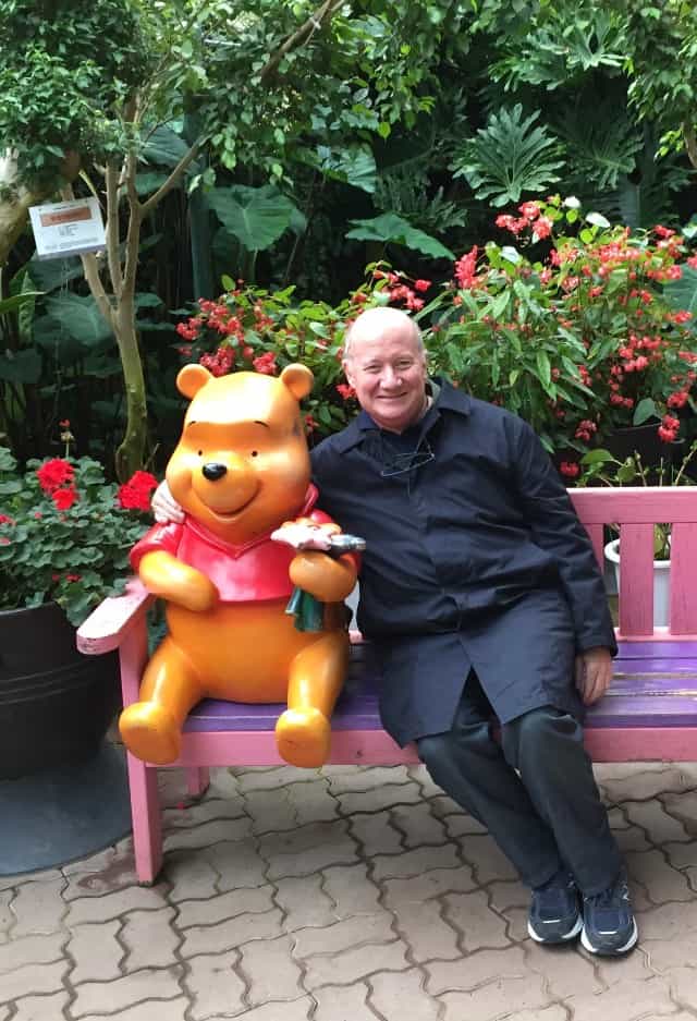 Massimo Introvigne, junto a Winnie Pooh.