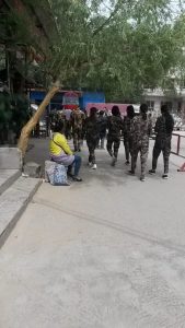 Estudiantes de secundaria de Jotán usando sus uniformes escolares de verano