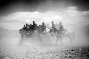 Equipos de caballeros compiten en el buzkashi