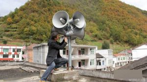 Un trabajador está instalando altavoces