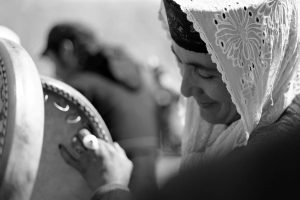 Una mujer toca el daf en una boda