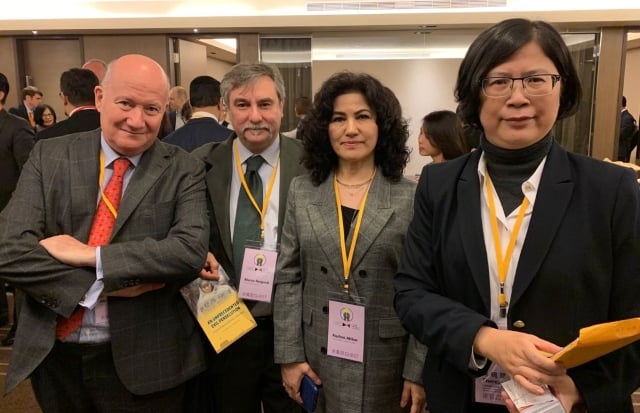 Massimo Introvigne, Marco Respinti, Rushan Abbas y la abogada de Falun Gong Theresa Chu