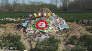 Tumba de la creyente que murió luego de haber sido acosada por las autoridades.