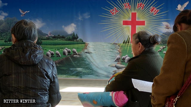 Creyentes de la Iglesia doméstica de la Gran Alabanza están celebrando una reunión.