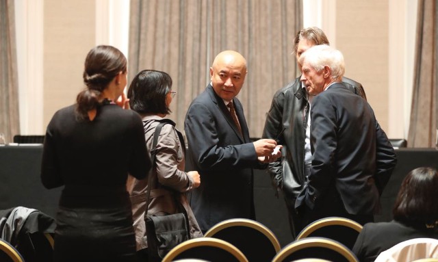 El Dr. Enver Tohti, concediendo entrevistas tras la sentencia final del Tribunal de China.