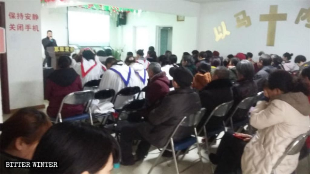 Los creyentes de la Iglesia de Sola Fide en Xinwang están celebrando una reunión.