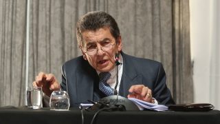 Sir Geoffrey Nice, QC, dictando la sentencia del Tribunal.