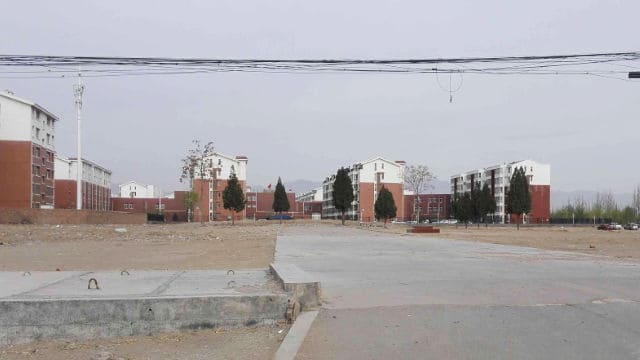 Las fotos proporcionadas por los residentes muestran que la Mezquita de Beida emplazada en la aldea de Sancun ha sido arrasada hasta los cimientos, solo ha quedado en pie una plataforma de cemento para el asta de la bandera.