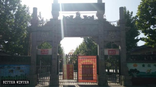 Se cerró la entrada al parque y se colocó un aviso en la puerta de entrada que decía “obras en marcha en el parque; se prohíbe la entrada”.