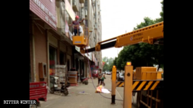 En el distrito de Jiangxia, en Wuhan, oficiales de gestión urbana estaban retirando letreros por la fuerza.