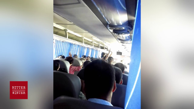 creyentes reunidos en un autobús