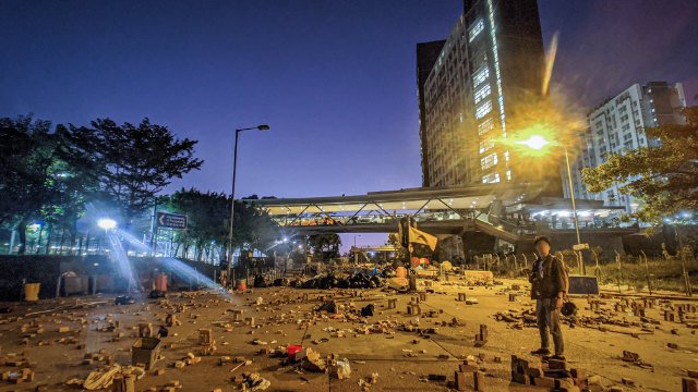 La Universidad de la Ciudad de Hong Kong luego de los enfrentamientos con la policía