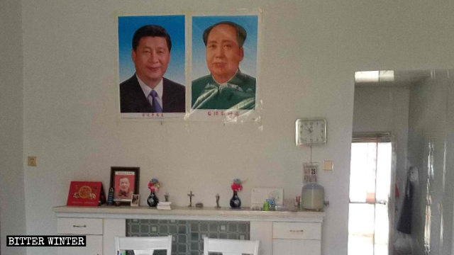 En un lugar de reunión católico emplazado en el condado de Poyang se colocaron retratos de Xi Jinping y Mao Zedong.