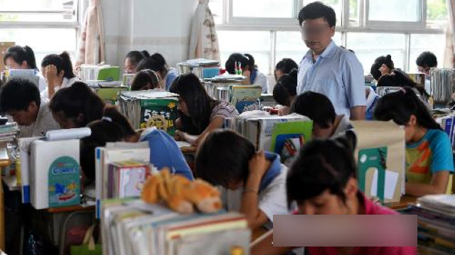 Los estudiantes de etnia uigur de la escuela secundaria Shenzhen Songgang de la provincia de Cantón están tomando un examen de prueba.