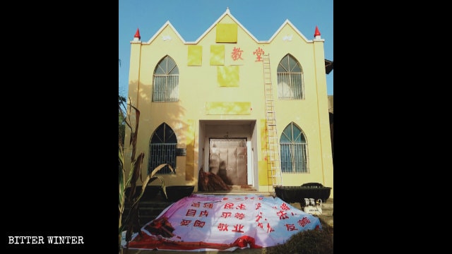 Actualmente, piezas de madera contrachapada cubren los símbolos religiosos que se hallaban situados en el muro exterior de una iglesia de las Tres Autonomías emplazada en el poblado de Zhengcun.