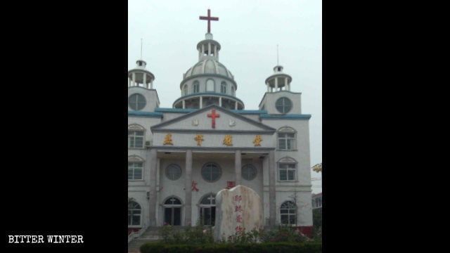 La iglesia de las Tres Autonomías emplazada en el condado de Yuanyang antes y después de ser demolida.