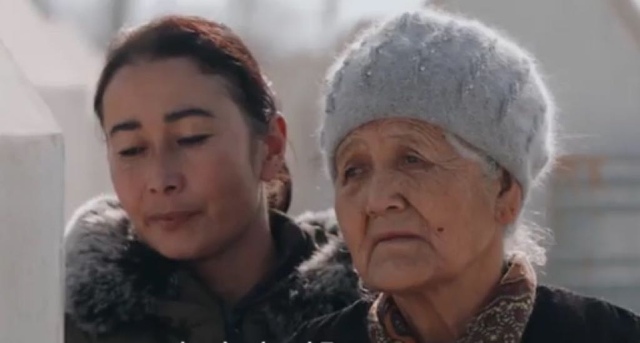 La madre y la hermana de Aziz.