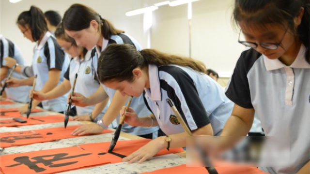 Estudiantes de Sinkiang de la escuela secundaria Yucai de Shanghái practican la escritura de caracteres chinos.