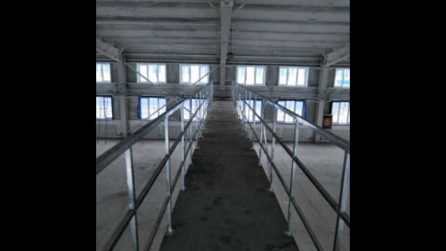 Dentro de una fábrica situada en un campamento de transformación por medio de educación emplazado en el norte de Sinkiang se construyó un puente para que los guardias pudieran supervisar a los internos que trabajan allí.