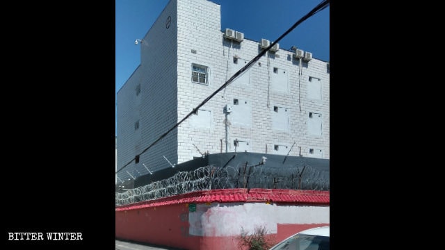 En la casa utilizada como campamento de transformación por medio de educación se tapiaron todas las ventanas de gran tamaño.