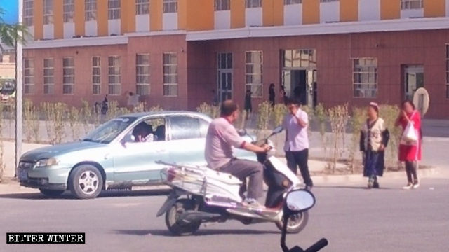 Familiares de los detenidos salen de uno de los campamentos luego de haber efectuado una visita.