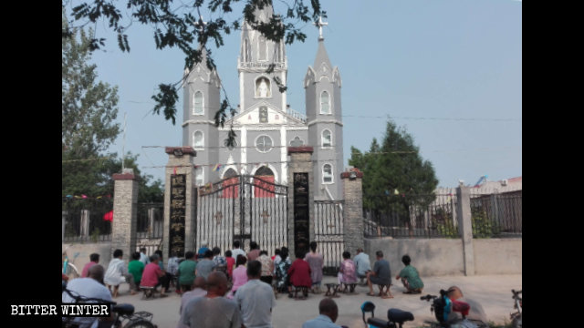 Los feligreses continúan reuniéndose afuera de la iglesia.