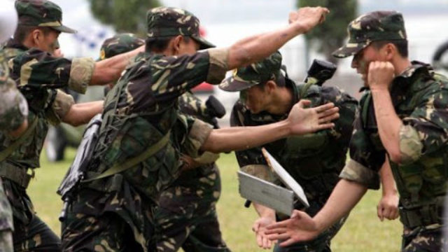 Guarnición del Ejército Popular de Liberación que iba a ser enviada a Hong Kong durante un entrenamiento.