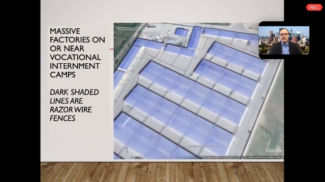 Zenz muestra fábricas en construcción dentro o cerca de campamentos de transformación por medio de educación.