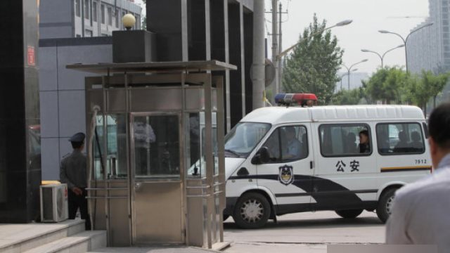 La policía está escoltando a las personas arrestadas.