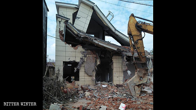 La vivienda de un aldeano está siendo destruida.