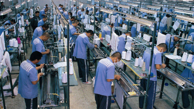 Prisioneros están trabajando en la planta textil de una prisión.