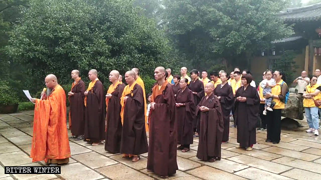 Luego de una ceremonia de izamiento de la bandera, el abad del templo de la peña de Nantai pronuncia un discurso, alabando al presidente Xi Jinping por sus logros en la lucha contra el brote de coronavirus.