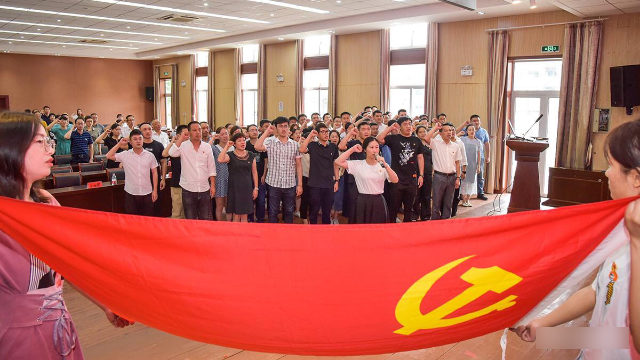 En la ciudad de Yuhuan de la provincia oriental de Zhejiang, el 3 de julio, los miembros del Partido le juran lealtad al PCCh en conmemoración de su 99.° aniversario.