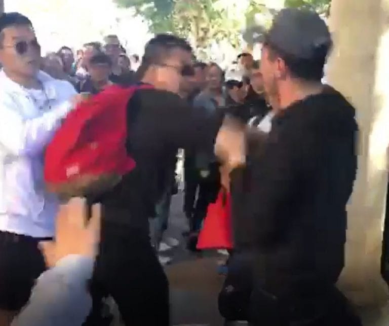 Los tres agentes del Partido Comunista Chino (PCCh) usan gafas de sol de marca.